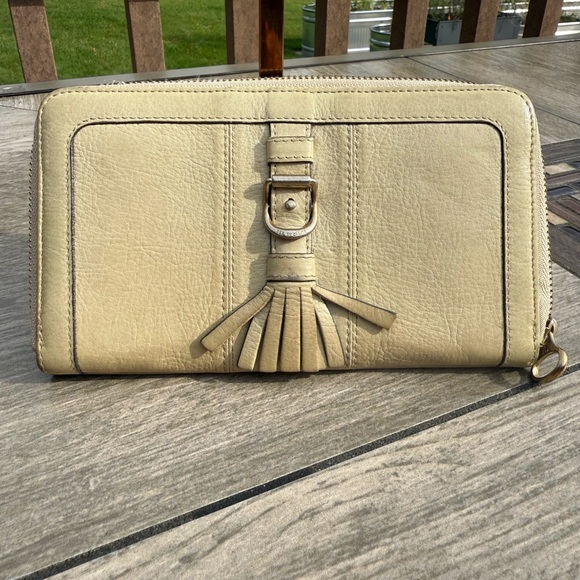 GUC! Chloe Vintage Stylish Cream Leather with Tassel Luxury Wallet - Picture 1 of 12